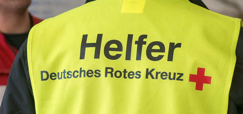 Gelbe Weste mit der Aufschrift Helfer und DRK-Logo